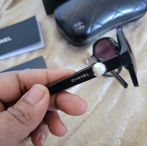 💯% Authentic Chanel sunglasses🕶 with original pouch and booklet and box - Picture 9 of 11